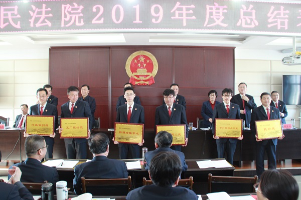 在彭新勇的主持下,参加会议的领导宣布了表彰决定