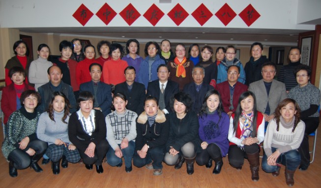 图一:院领导与全体女干部职工合影2010年3月8日下午,定西市中院党总支