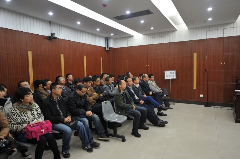 2012年10月25日,区人大代表32人在区人大常委会副主任周清慧,赵银生的