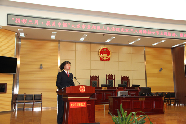 王文亮表演笛子独奏《恋人心》院党组与全体参与活动的干警合影留念