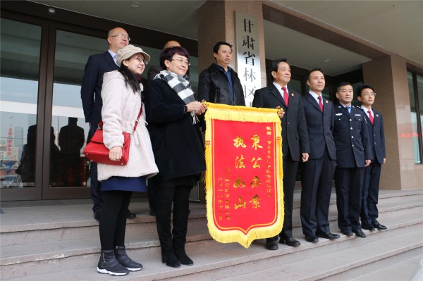 送锦旗现场.jpg