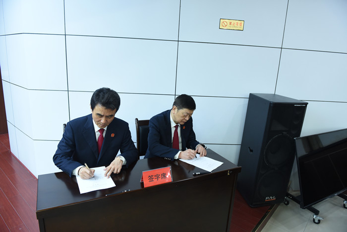 马忠福院长与各县（区）法院院长、中院分管领导签订2019年落实从严治党主体责任推进从严治院从严管理责任书6_副本.jpg