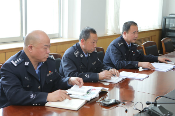 法警左.jpg