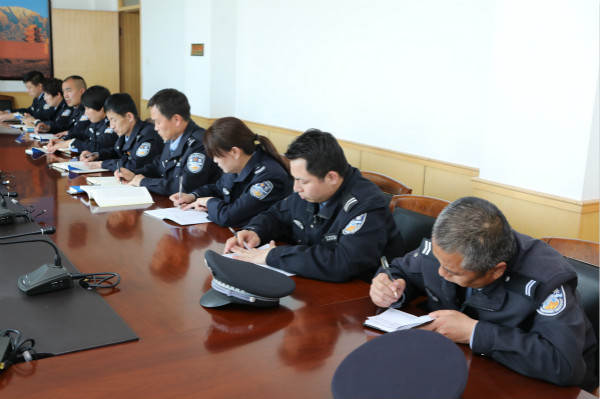 法警右.jpg