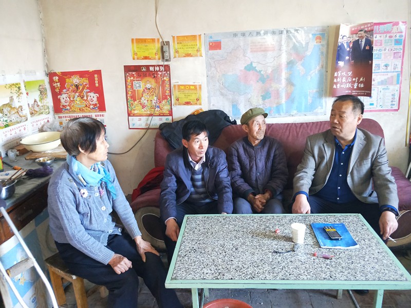 与新增结对帮扶户亲切交谈3_副本.jpg