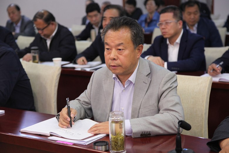 杨耀明在全市扫黑除恶专项斗争推进会上汇报法院战况