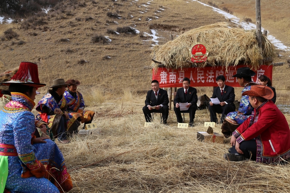 2014年在皇城草原巡回审理案件.jpg