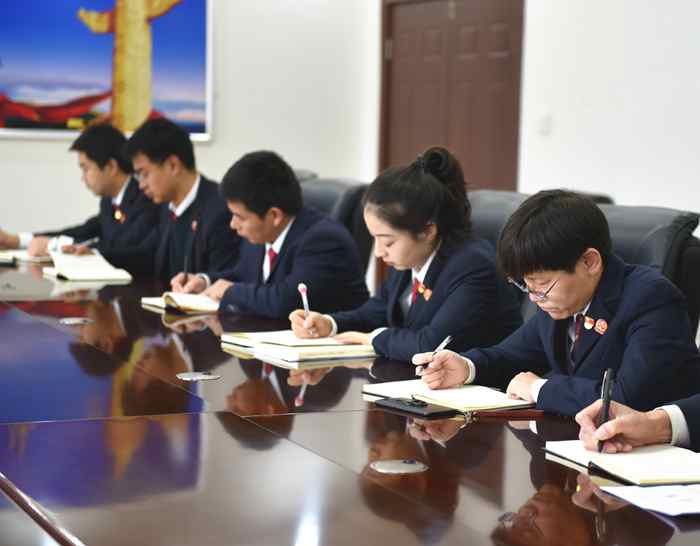麻小梅讲党课4.jpg