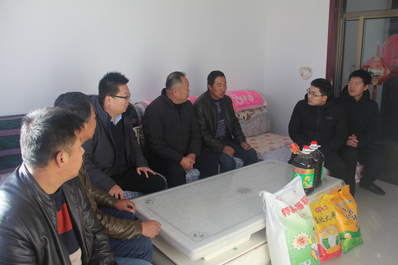12月27日，金塔县人民法院帮扶干部在航天镇永胜村、永联村、航天村等村包村领导和村“两委”班子成员的带领下开展了走访慰问困难群众活动,为他们送去米、面、油等慰问品，也给他们送去了新年的问候和祝福。.jpg