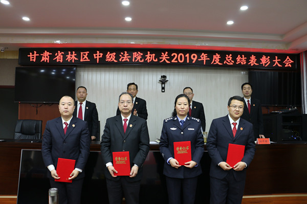 先进个人领奖.jpg