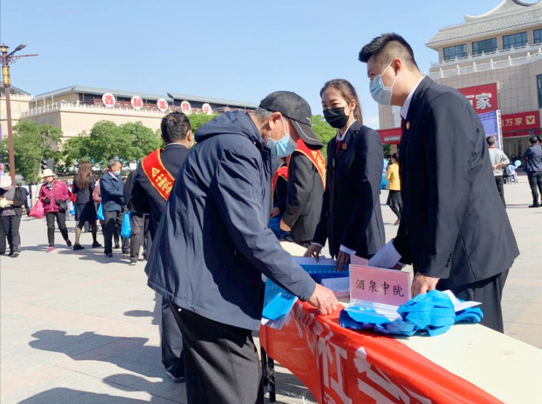 酒泉中院开展扫黑除恶专项斗争和防范打击非法集资集中宣传活动2.jpg