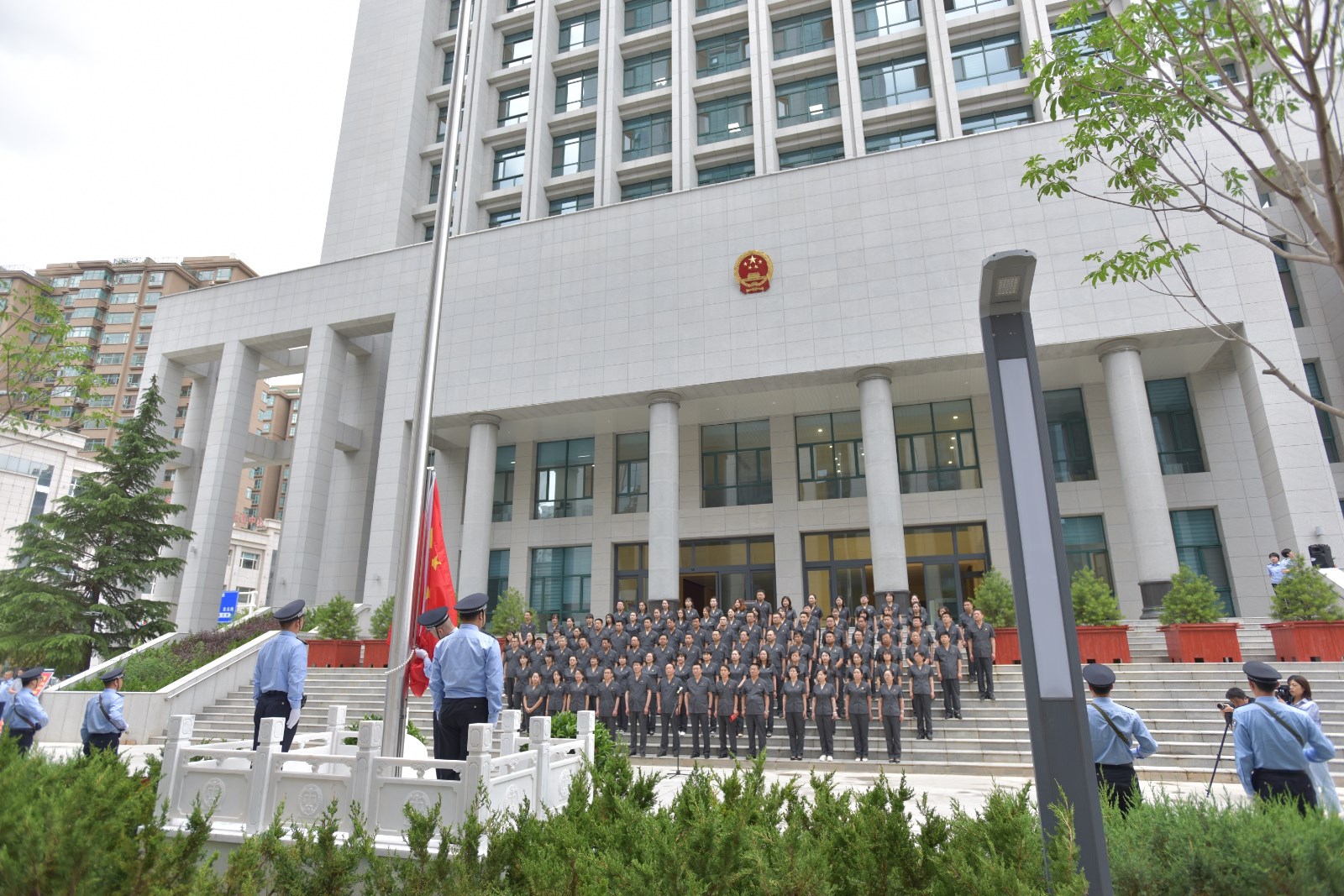 中院升国旗.jpg