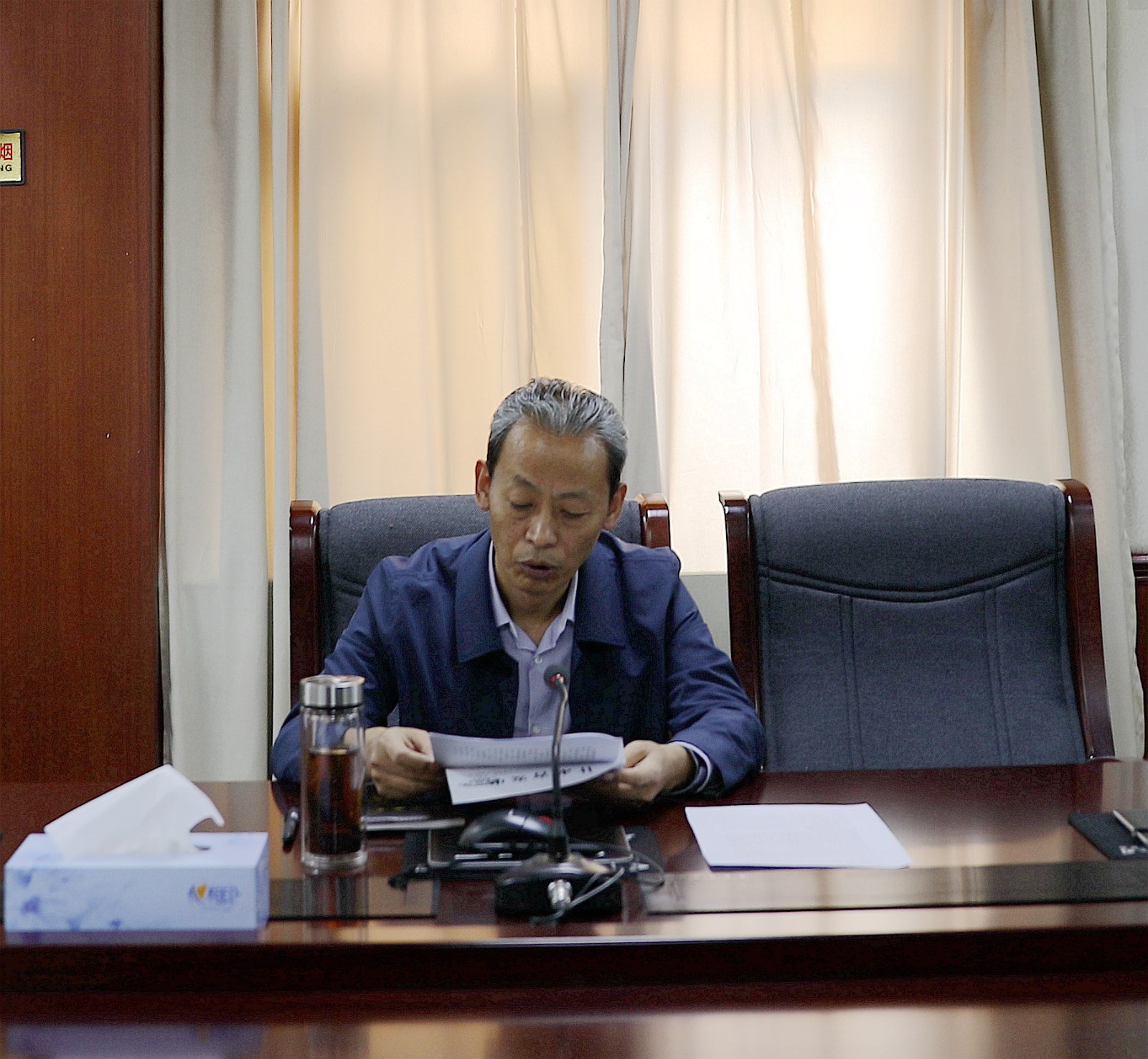 牛院长扫黑  单人照.jpg