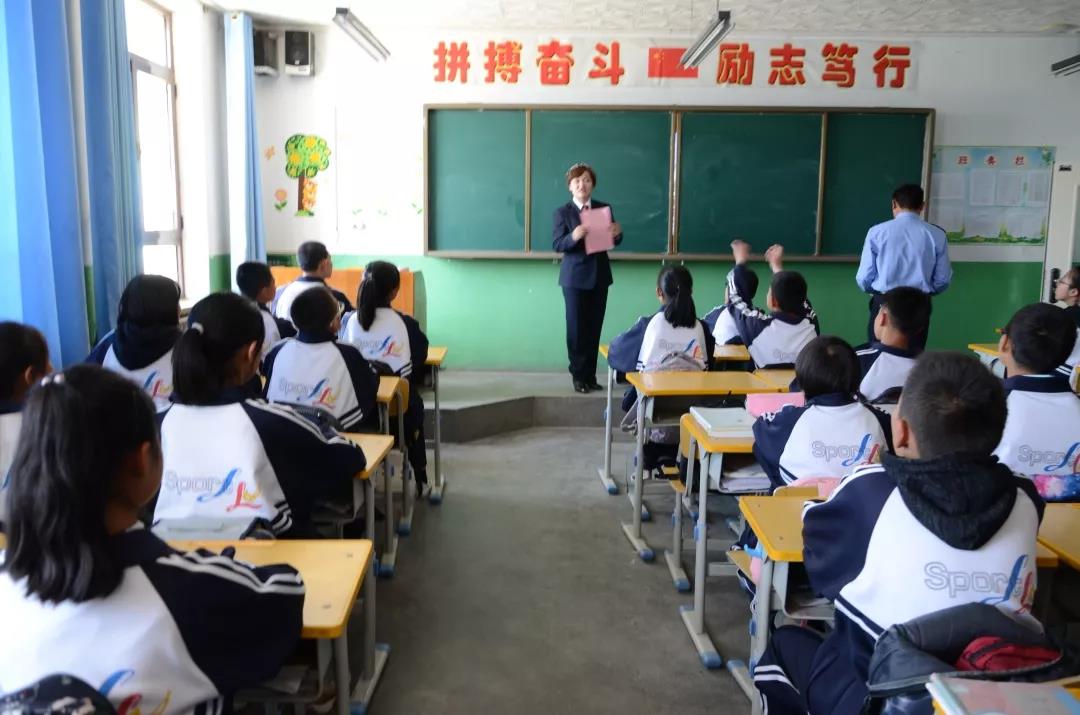 送法进学校.jpg
