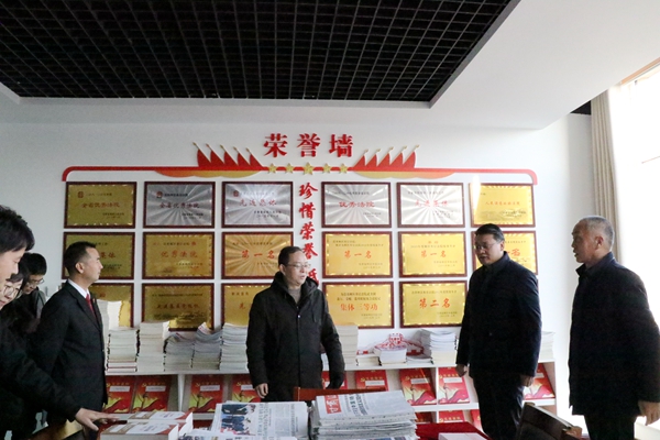 参观党建活动室.JPG