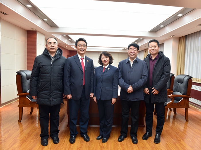 陈天雄院长慰问“全国法院办案标兵”“全省先进工作者”秦州区人民法院魏素梅同志_副本.jpg