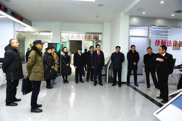 代表们在天水中院党组书记、院长马忠福的带领下参观全新升级的诉讼服务大厅_副本.jpg