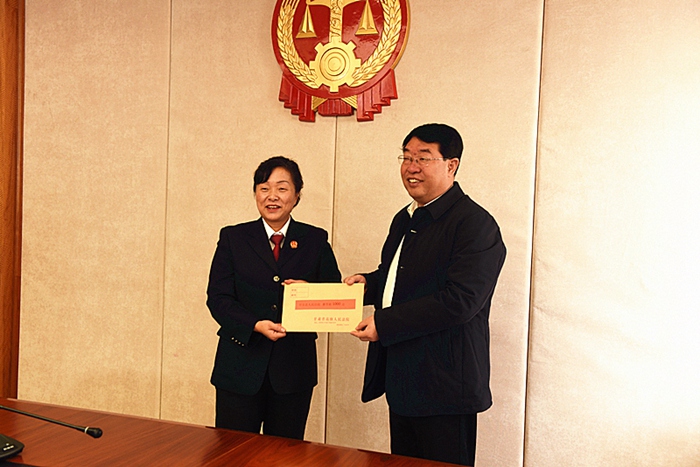 陈天雄院长慰问了“全国法院办案标兵”“全省先进工作者”甘谷县人民法院董雪莉同志_副本.jpg