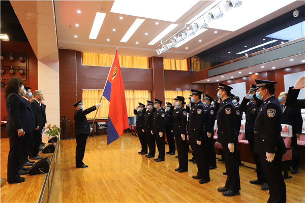余翔向法警队授警旗.jpg