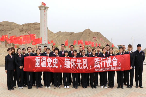 在梨园口战斗遗址纪念碑前合影.jpg