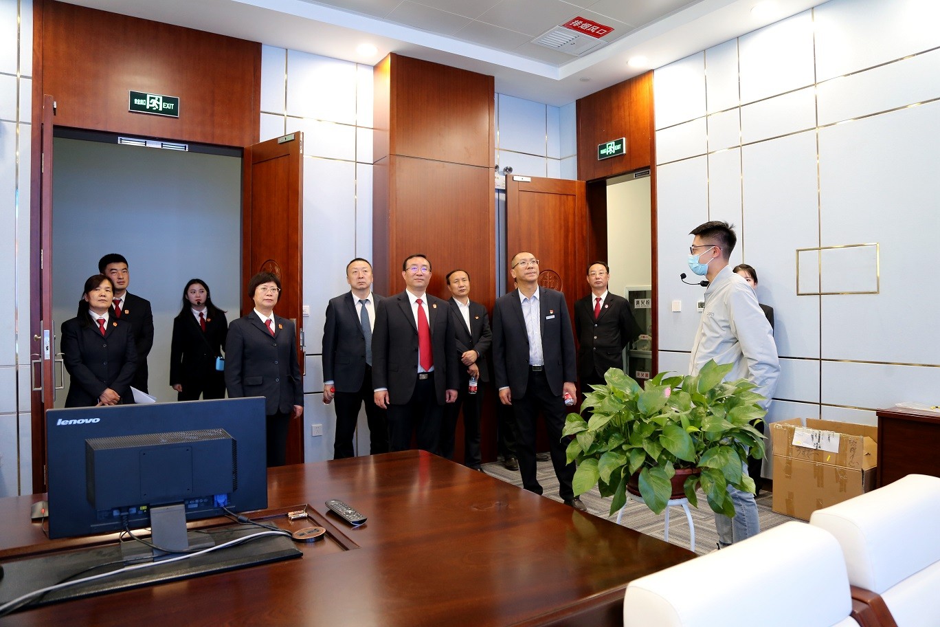 4参观执行指挥中心.jpg