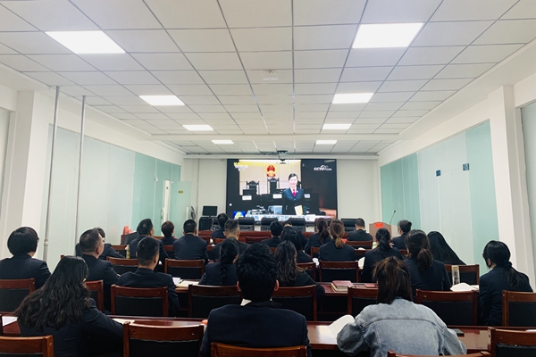 参加周春梅法官事迹报告会.JPG