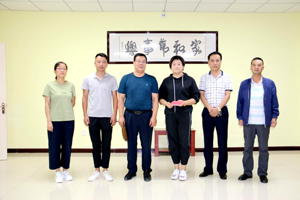 慰问英模家属英模合影.png