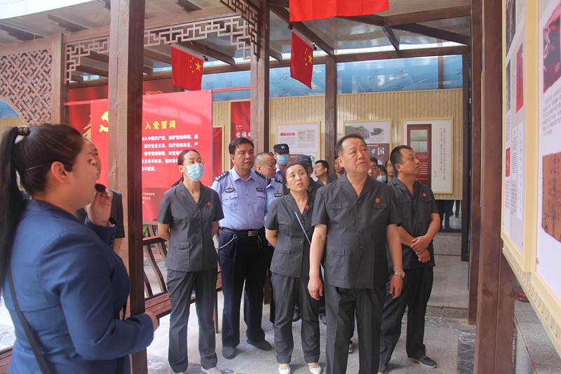 2参观主题展览.jpg