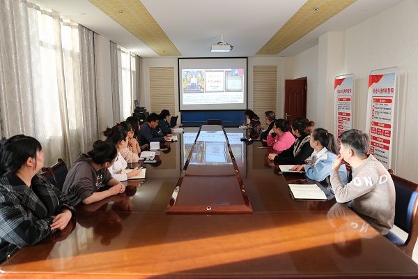 学习时代楷模 弘扬八步沙精神——肃北法院集中观看“党课开讲啦”系列课程第十讲.jpg