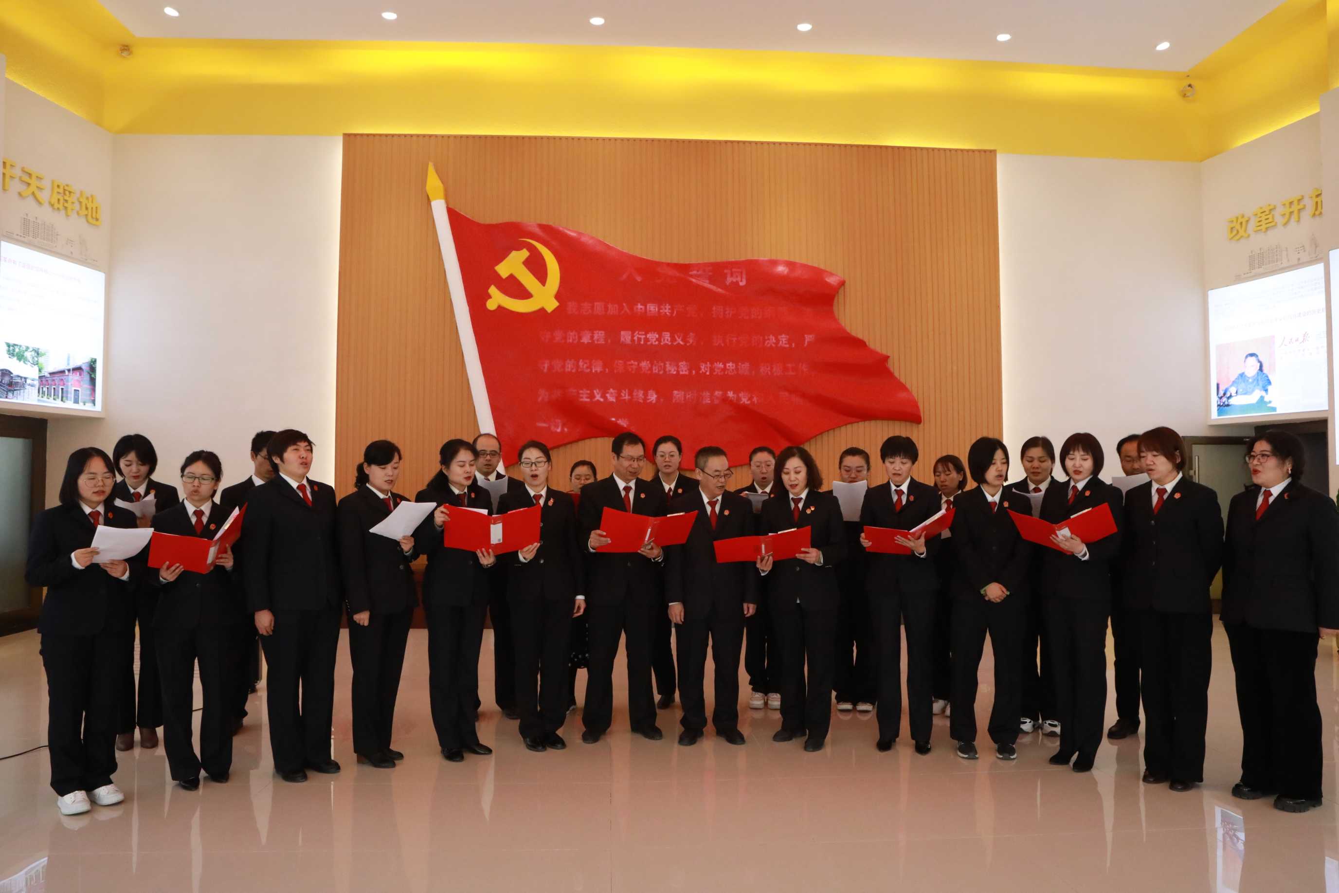 党建活动中心集体诵读红色诗歌.jpg