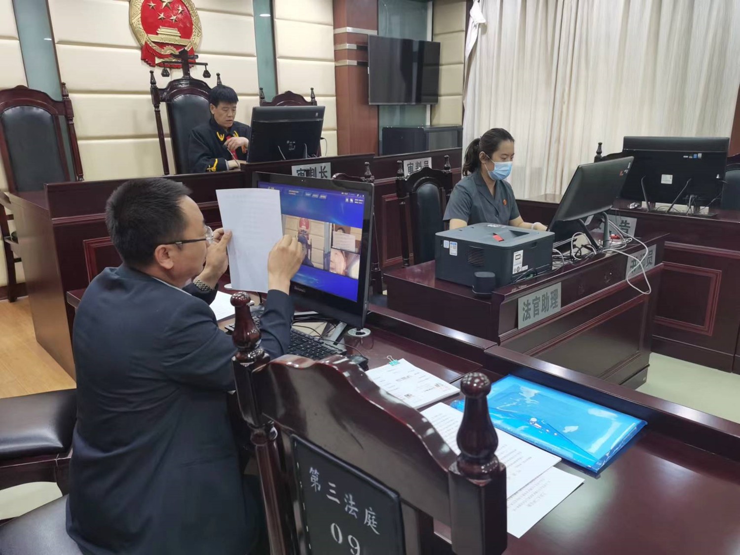 2021年5月27日，酒泉中院行政庭法官在互联网法庭审理一起确认劳动关系纠纷案件_副本.jpg