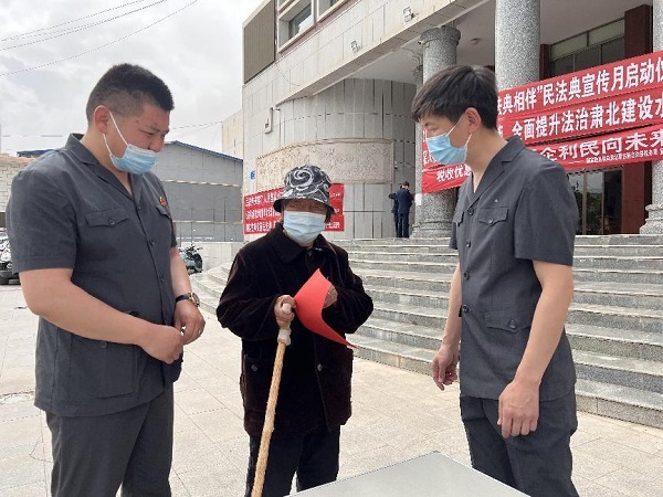肃北法院：开展反诈骗知识宣传  提高老年人防诈意识.jpg