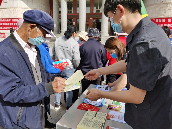 肃北法院：坚持以人为本 维护信访秩序1.JPG