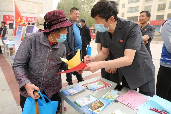 肃北法院：防范养老诈骗  我们来普法2.jpg