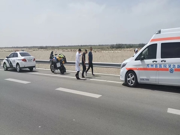 肃北法院：路遇车祸伸援手 积极救援显担当2.jpg