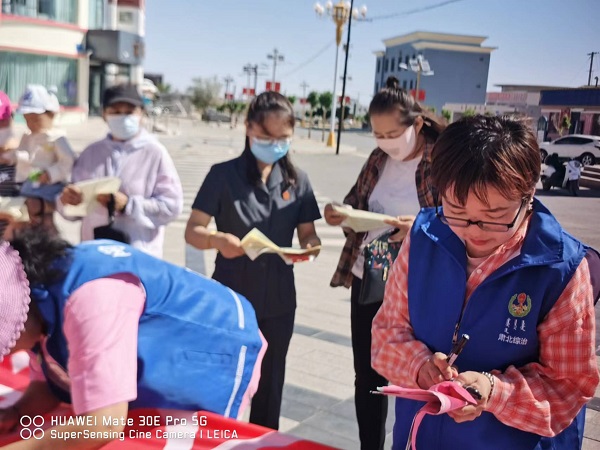 肃北法院：民族团结促稳定 禁毒宣传进牧区.jpg