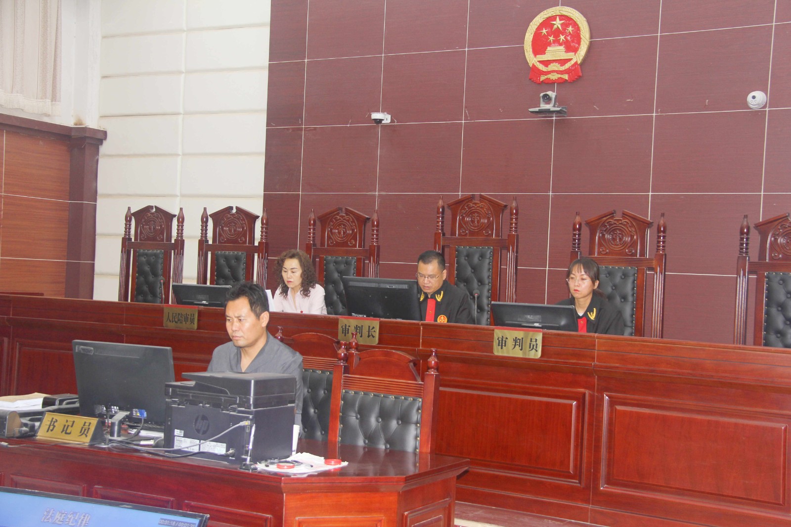 4.金塔县法院院庭长带头办案.jpg