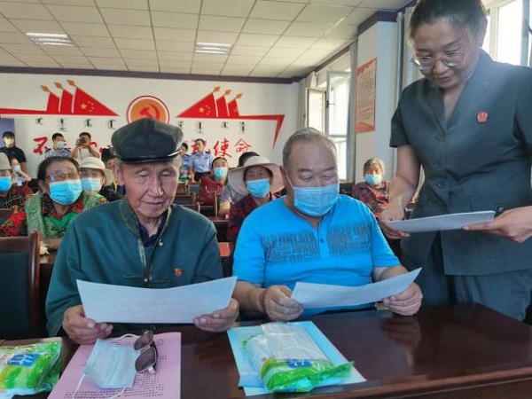 个人信息勿泄露  安全意识存心头——肃北法院组织开展公民个人信息保护主题宣传活动2.jpg
