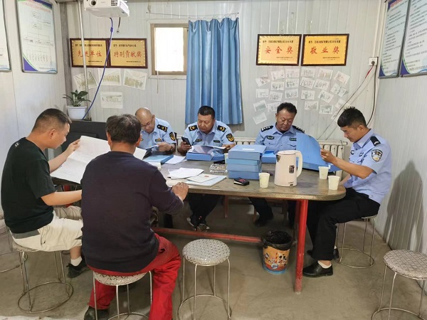 肃北县法院：加强安全生产检查 筑牢矿山安全防线1.jpg