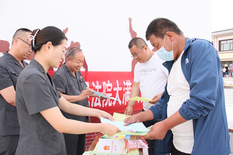 大满法庭干警开展普法宣传进集市活动.jpg