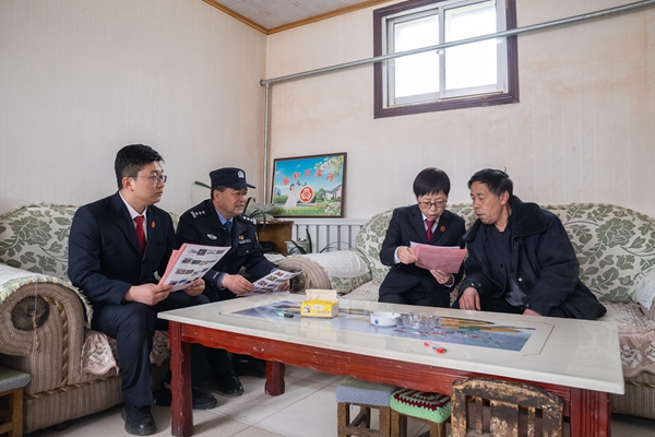 干警向农户介绍野生保护动物情况.jpg