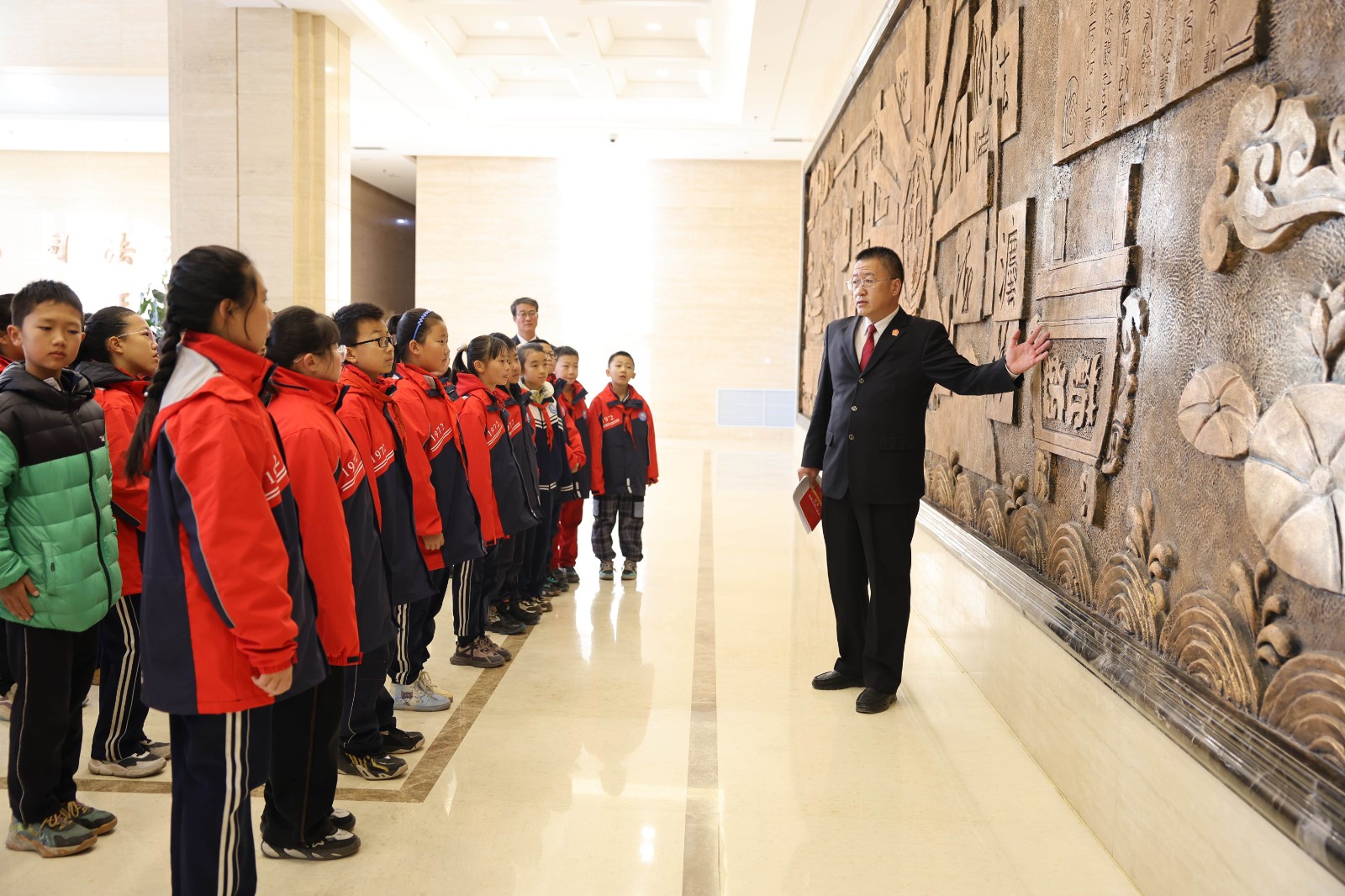 12月2日，组织学生们参观甘肃省嘉峪关市中级人民法院“法魂”浮雕 (1).JPG
