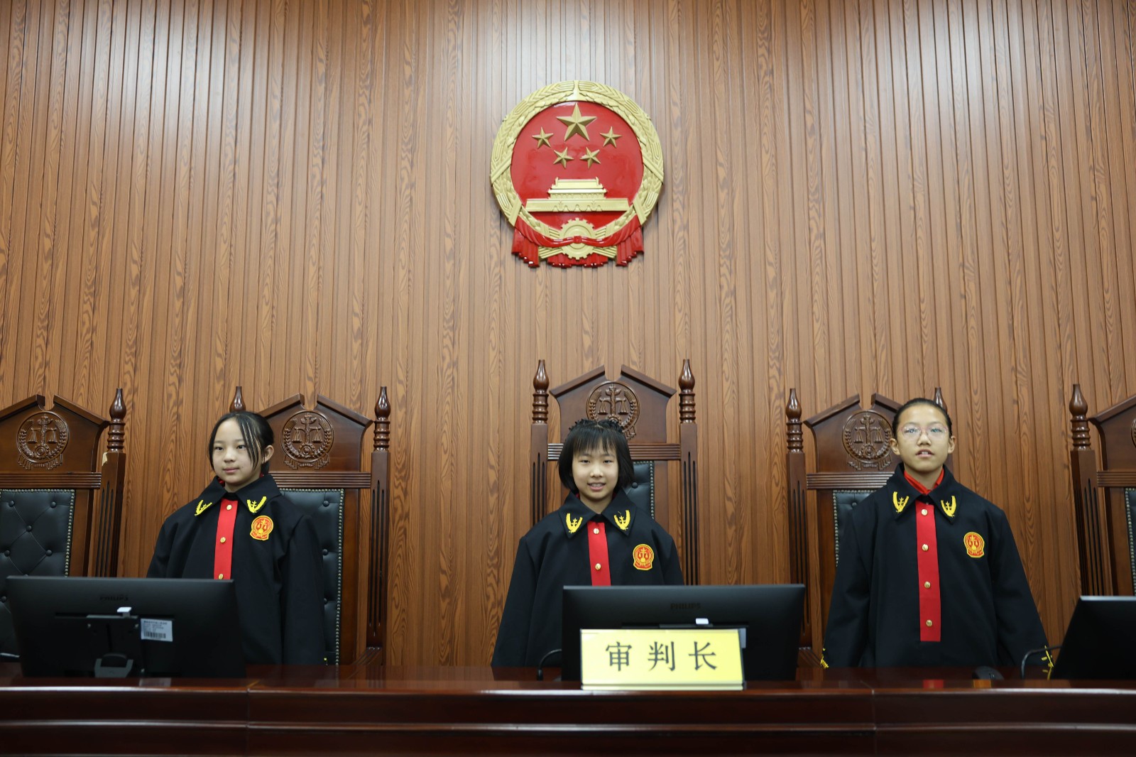 穿上法袍，今天我是小法官！ (1).JPG