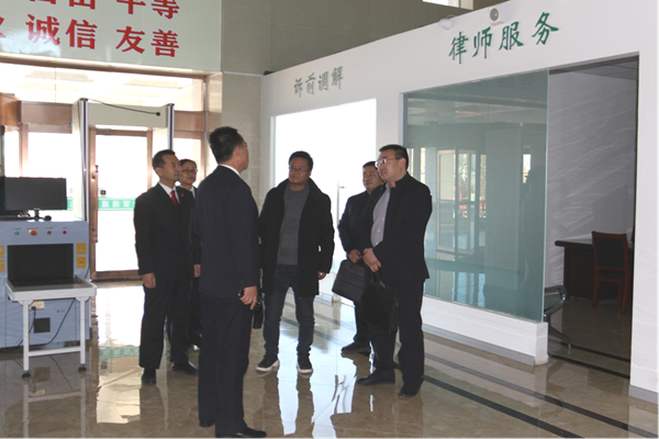 参观诉讼服务中心.png