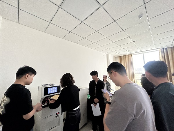 设备再升级 卷宗装订更高效——肃北县法院组织开展卷宗装订操作培训1.jpg