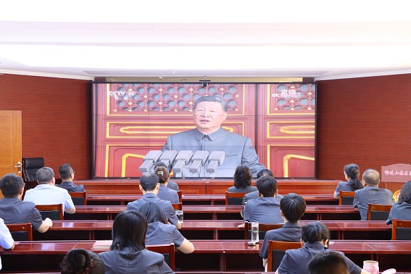 观看阅兵式.jpg