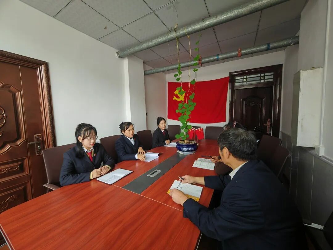 李晓燕进企业.jpg 李晓燕进企业.jpg