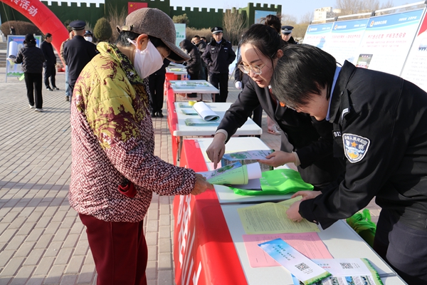 宣传现场4.jpg 宣传现场4.jpg