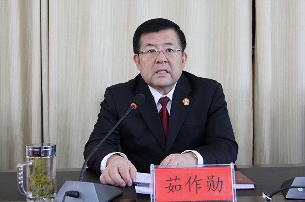 嘉峪关市中级人民法院党组书记、院长茹作勋主持报告会.jpg