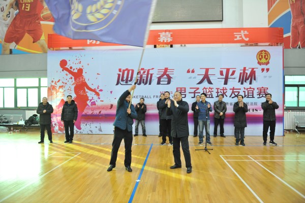 张院长接过会旗.jpg